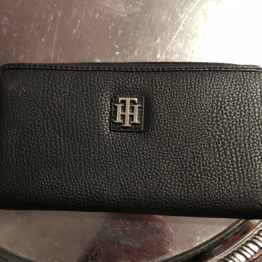 Tommy Hilfiger Zip around wallet